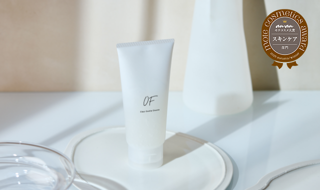 CLEAR GENTLE CLEANSE 厚みのあるジェルと乳化による摩擦レス設計で、メイクや皮脂汚れをやさしくオフ。