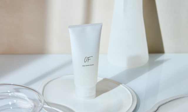 CLEAR GENTLE CLEANSE 厚みのあるジェルと乳化による摩擦レス設計で、メイクや皮脂汚れをやさしくオフ。